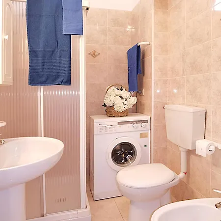 Paola, Ground-floor Flat, With Free Wi-fi, Parking, Terrace, And Town Centre Within Walking Distance 公寓 比比翁